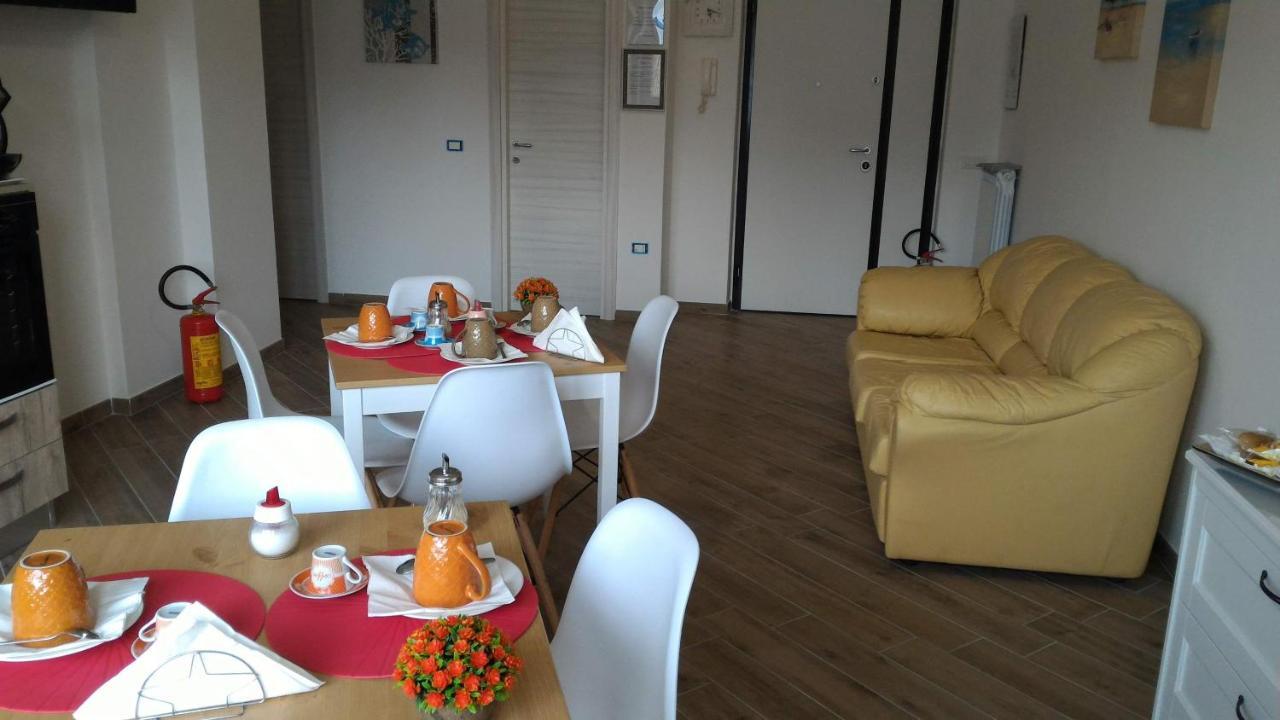 B & B Civico 6 Rooms ซาแลร์โน ภายนอก รูปภาพ