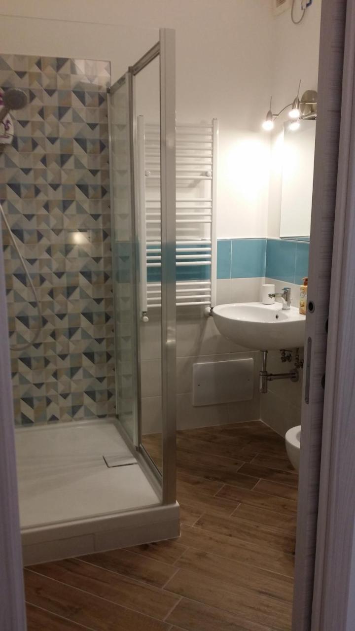 B & B Civico 6 Rooms ซาแลร์โน ภายนอก รูปภาพ