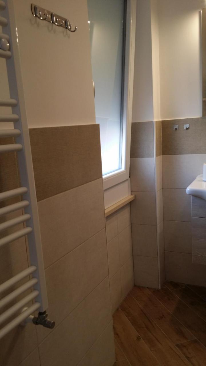 B & B Civico 6 Rooms ซาแลร์โน ภายนอก รูปภาพ
