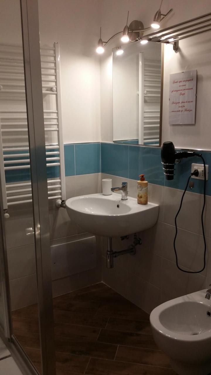 B & B Civico 6 Rooms ซาแลร์โน ภายนอก รูปภาพ