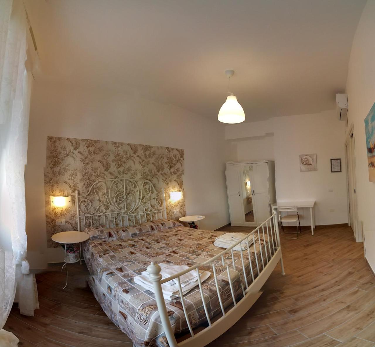 B & B Civico 6 Rooms ซาแลร์โน ภายนอก รูปภาพ