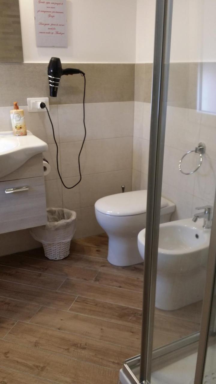 B & B Civico 6 Rooms ซาแลร์โน ภายนอก รูปภาพ