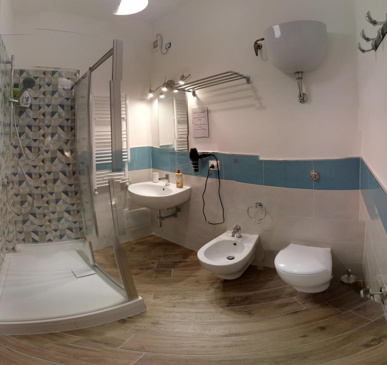 B & B Civico 6 Rooms ซาแลร์โน ภายนอก รูปภาพ