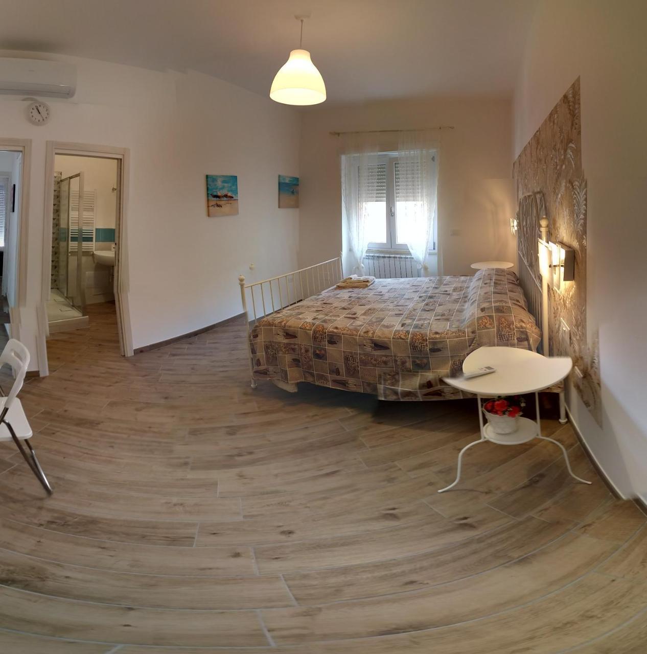 B & B Civico 6 Rooms ซาแลร์โน ภายนอก รูปภาพ